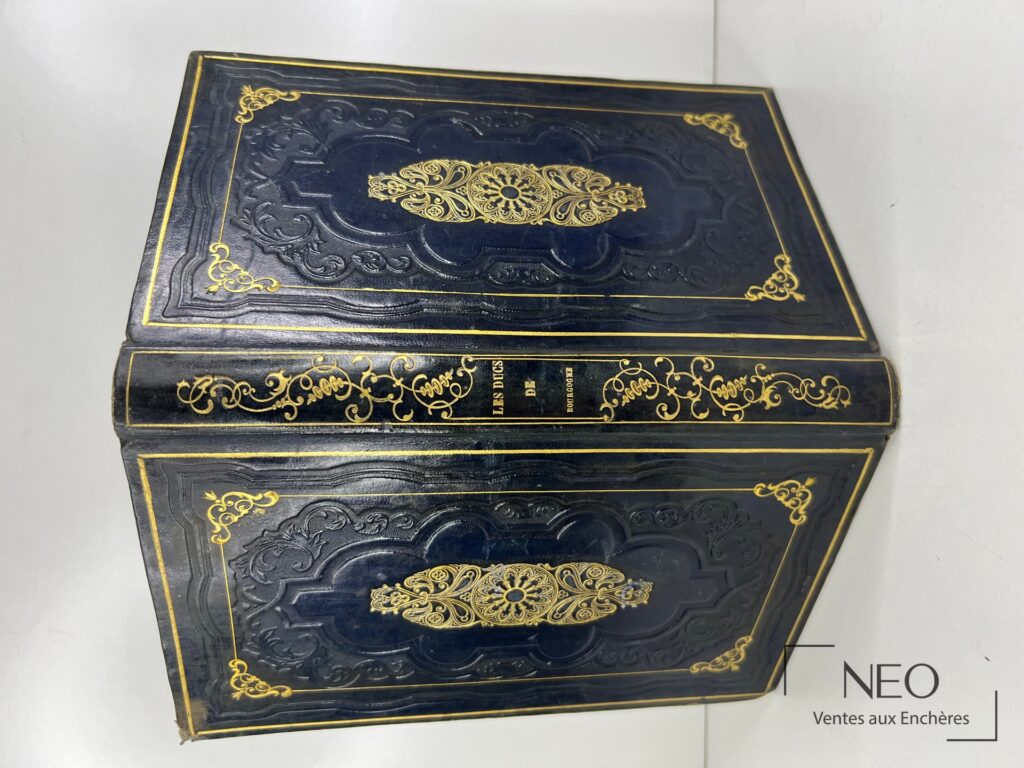 Reliure noire ornée de décors dorés sur le plat de couverture