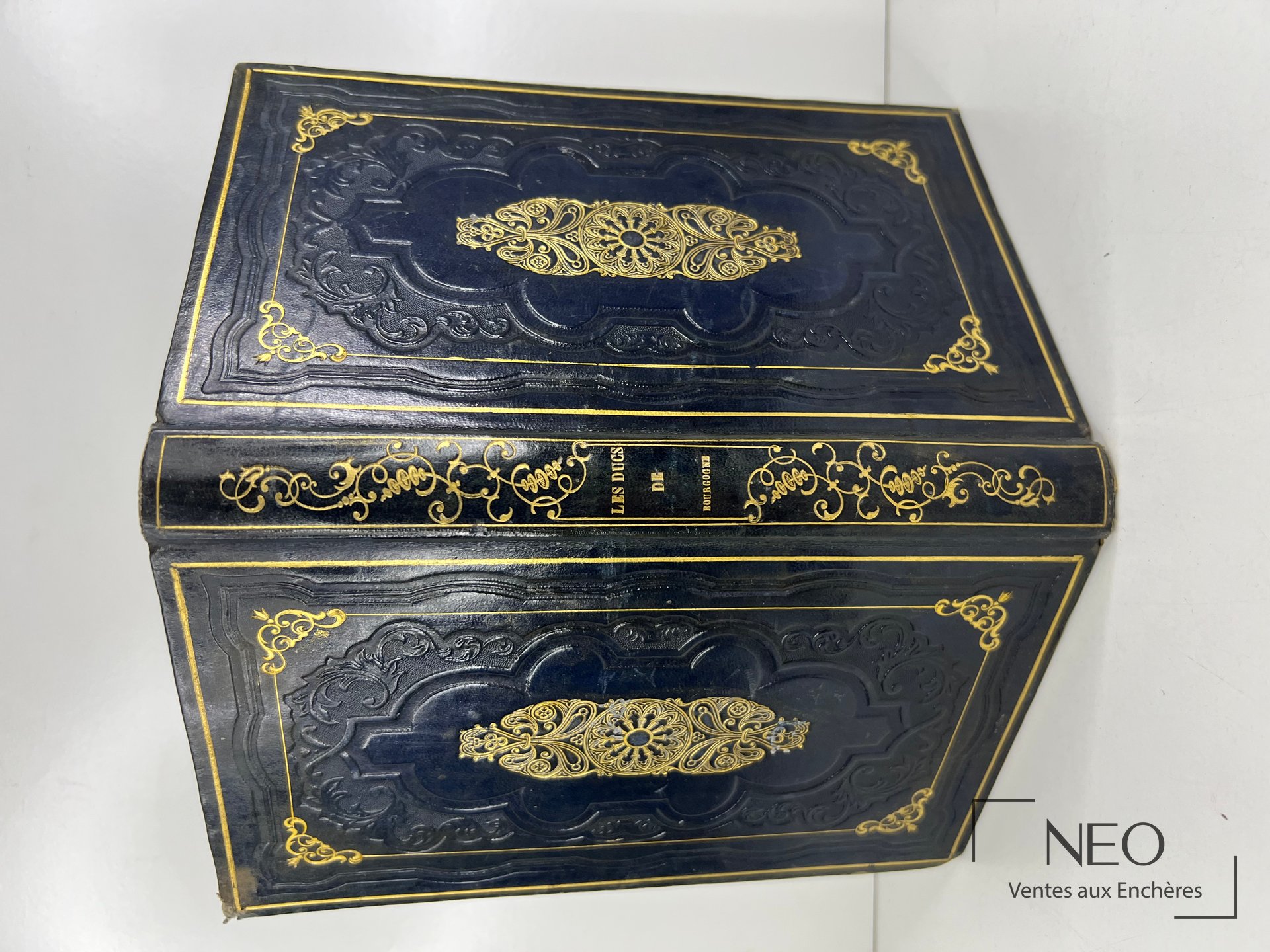 Reliure noire ornée de décors dorés sur le plat de couverture