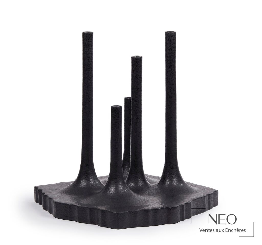 Vase noir à cinq fûts verticaux sur base carrée irrégulière