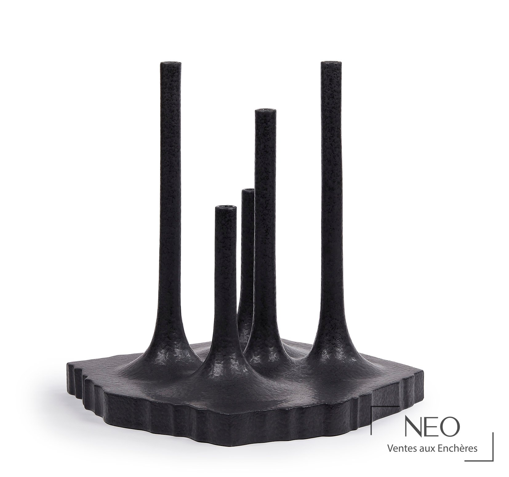 Vase noir à cinq fûts verticaux sur base carrée irrégulière