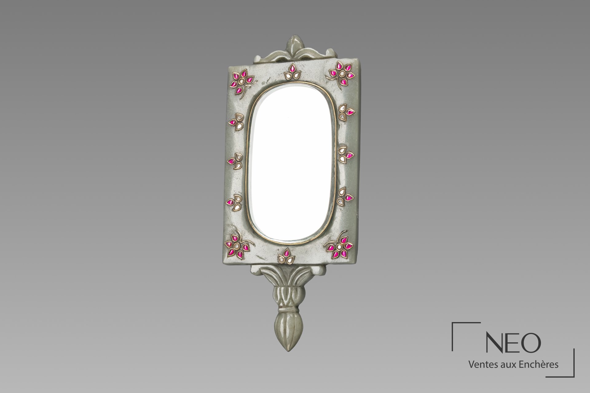 Face à main rectangulaire en jade néphrite avec décor floral serti de cabochons émaillés