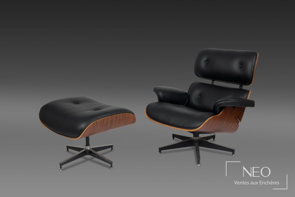 Fauteuil pivotant et repose-pied noirs dans le goût d'Eames