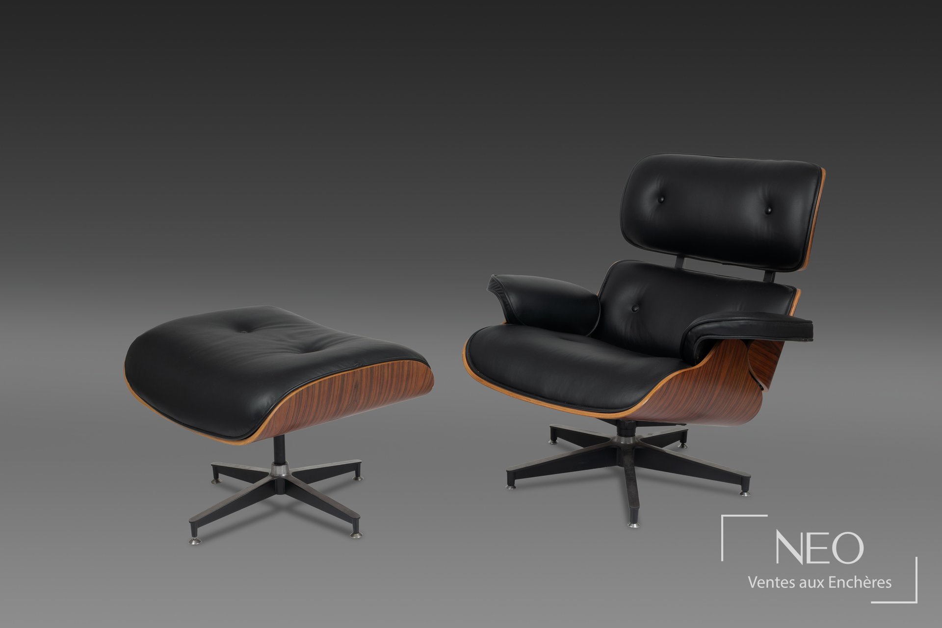 Fauteuil pivotant et repose-pied noirs dans le goût d'Eames