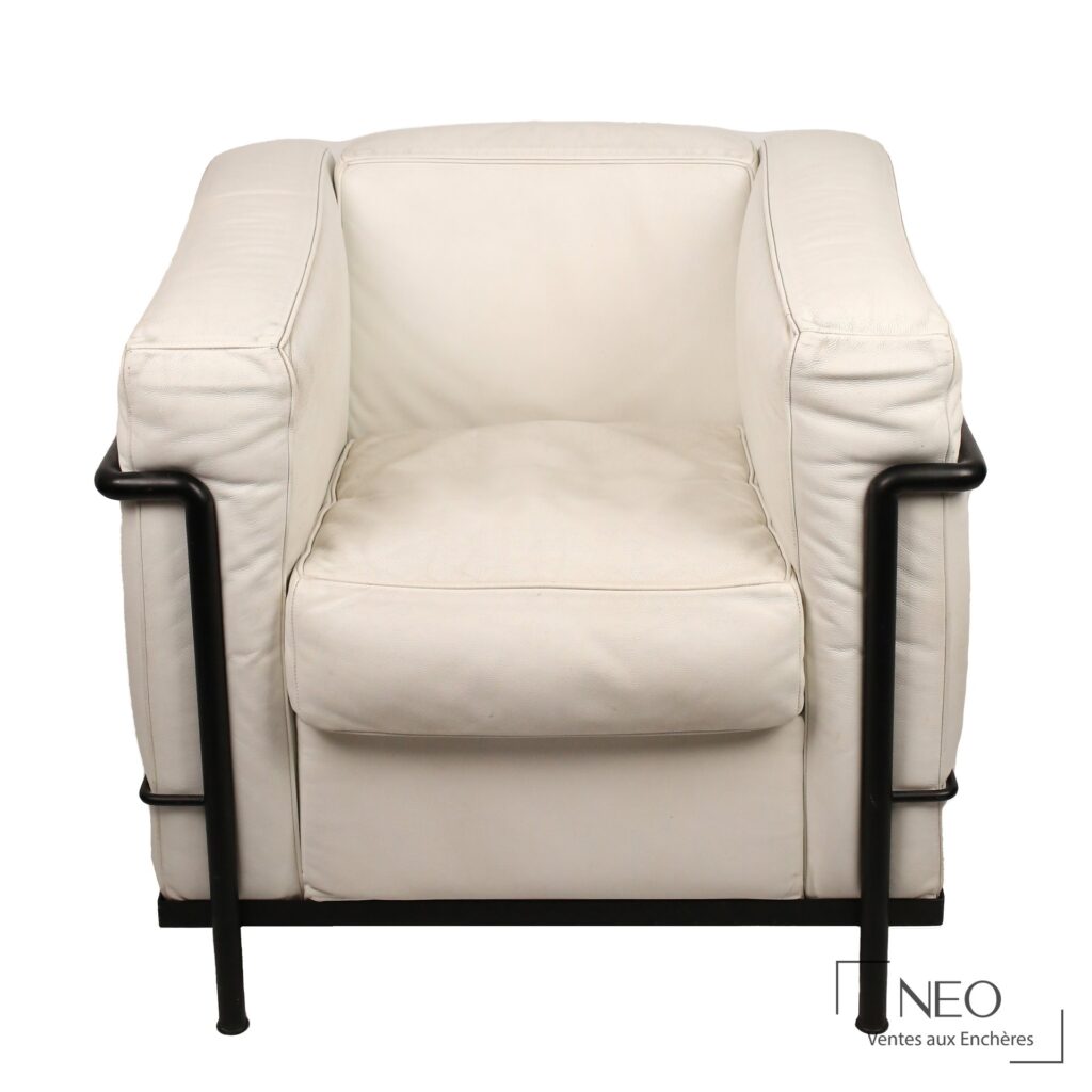 Fauteuil LC2 Cassina en cuir blanc et structure tubulaire noire