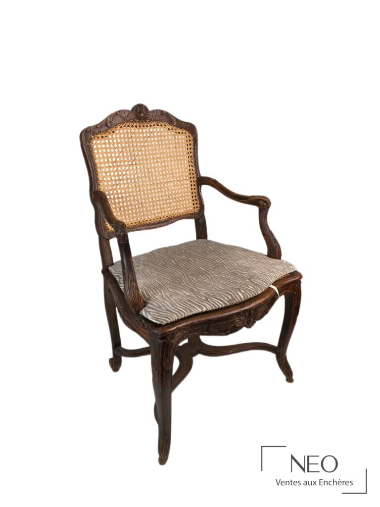 Lot 145 - Fauteuil en noyer sculpté