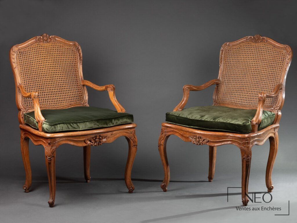 Deux fauteuils à la reine en bois sculpté