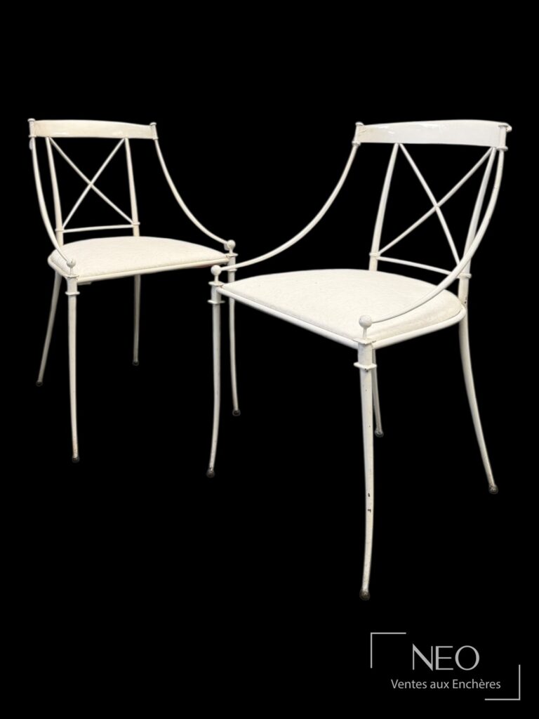 Paire de fauteuils en fer forgé laqué blanc avec dossiers ajourés et assises claires