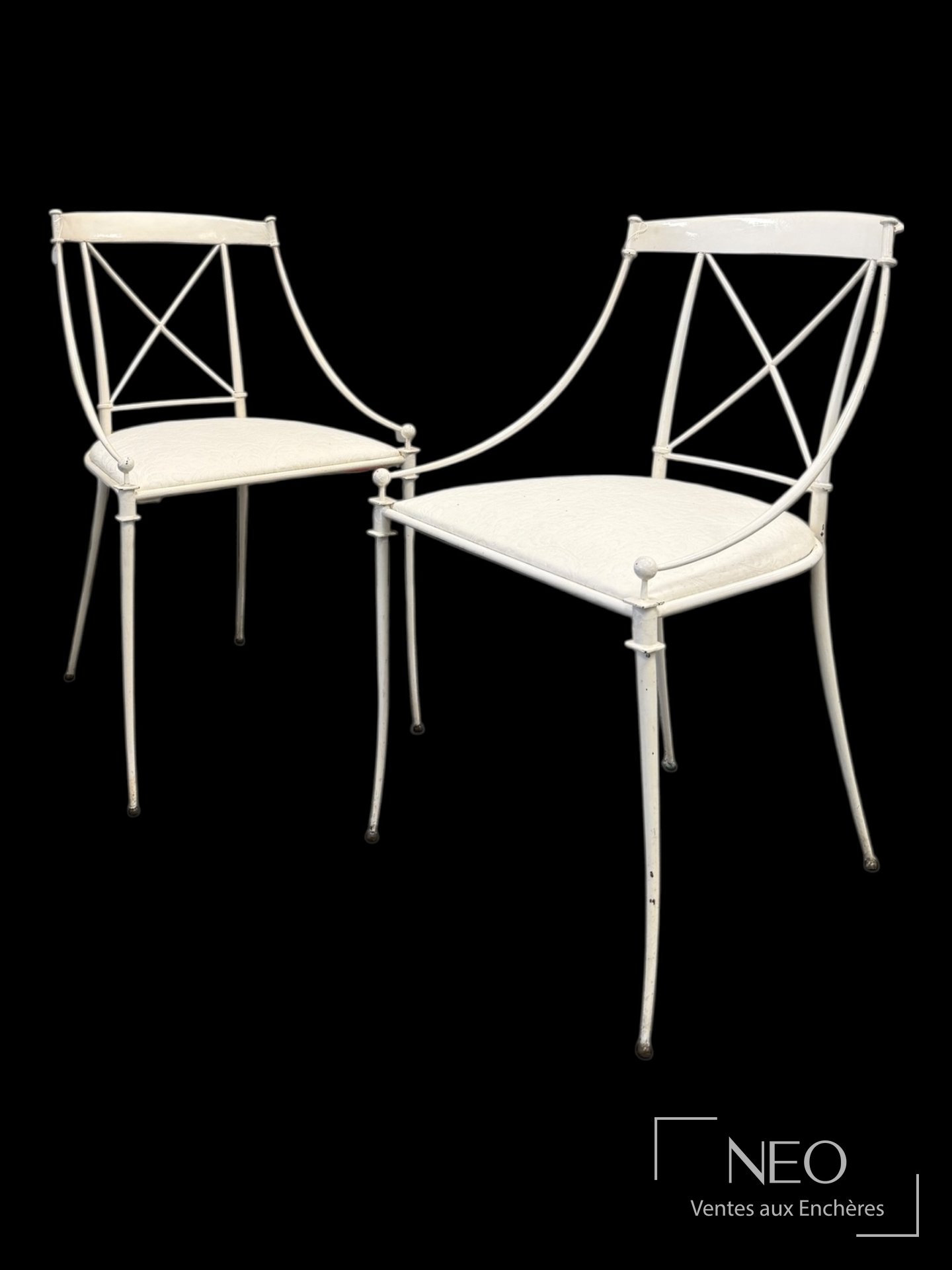BAUGIN Paire de fauteuils en fer forgé laqué blanc, inspiration Directoire