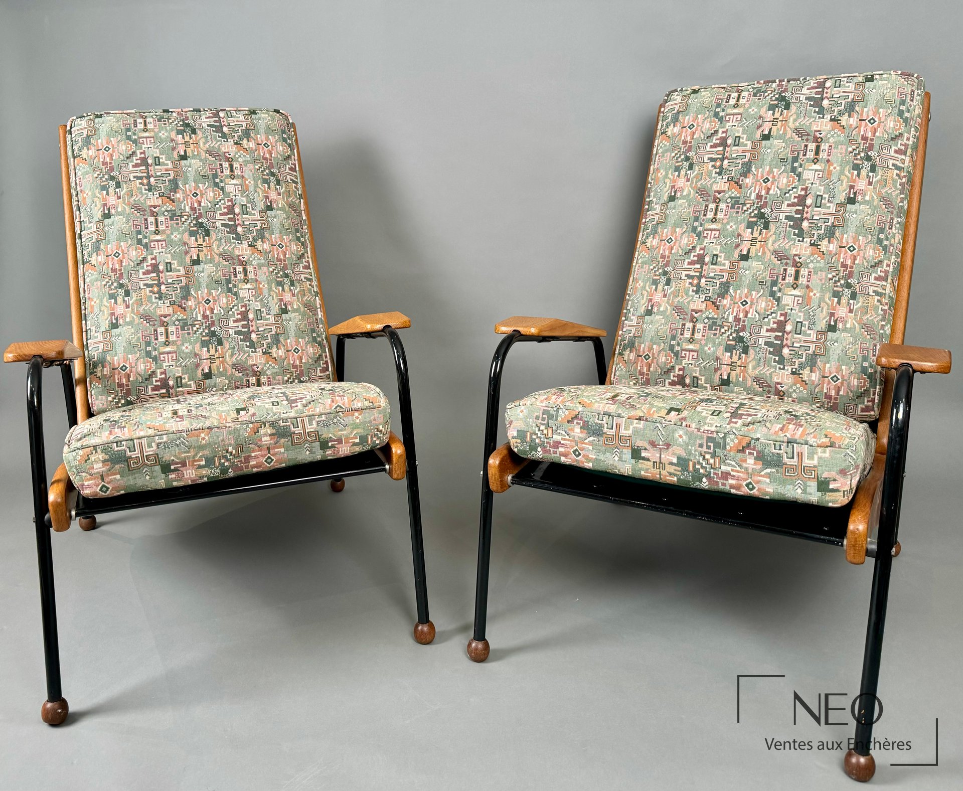 Attribuée à Jean Prouvé, paire de fauteuils de repos en métal laqué noir