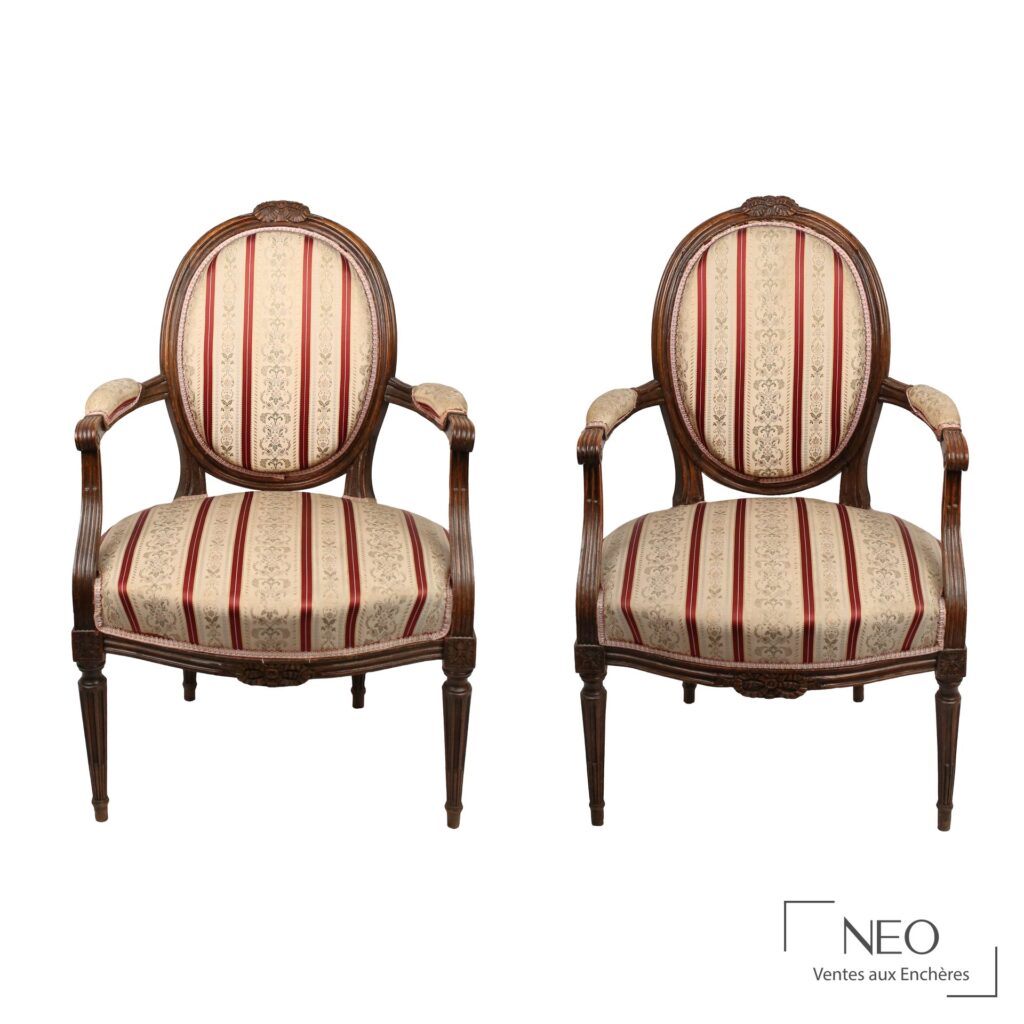 Paire de fauteuils Louis XVI à dossier médaillon