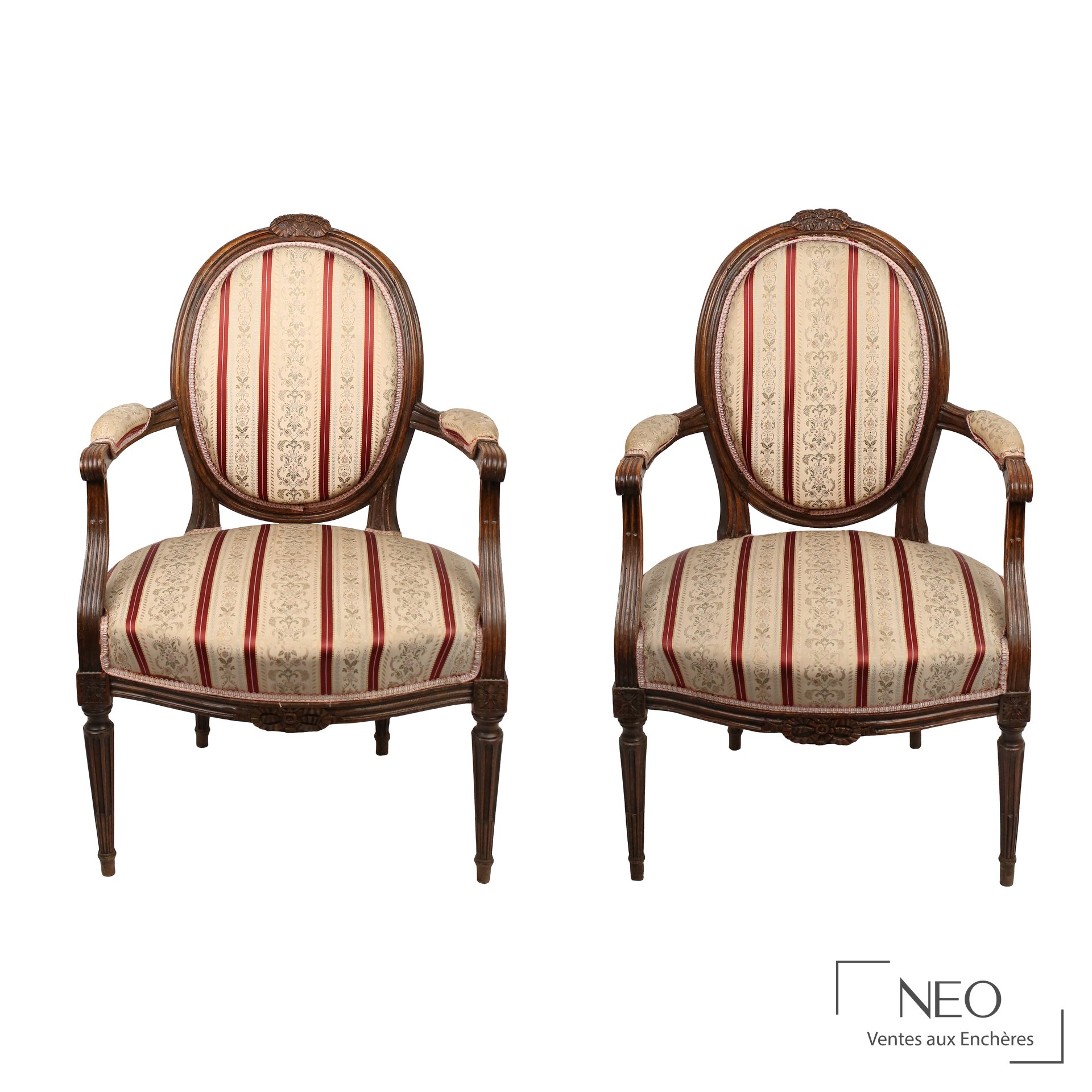 Paire de fauteuils Louis XVI à dossier médaillon
