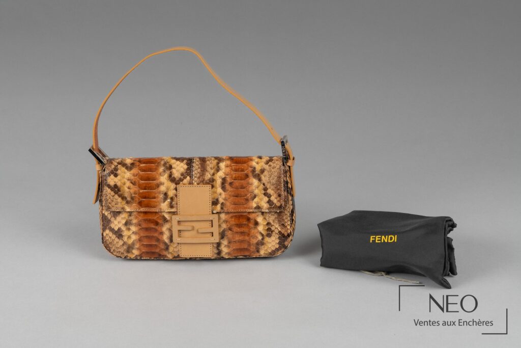 Sac baguette Fendi en python ombré avec dustbag noir posé à côté