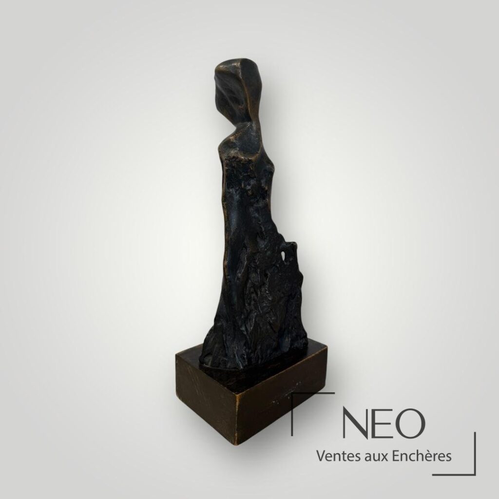 Figure en bronze sombre sur socle rectangulaire noir