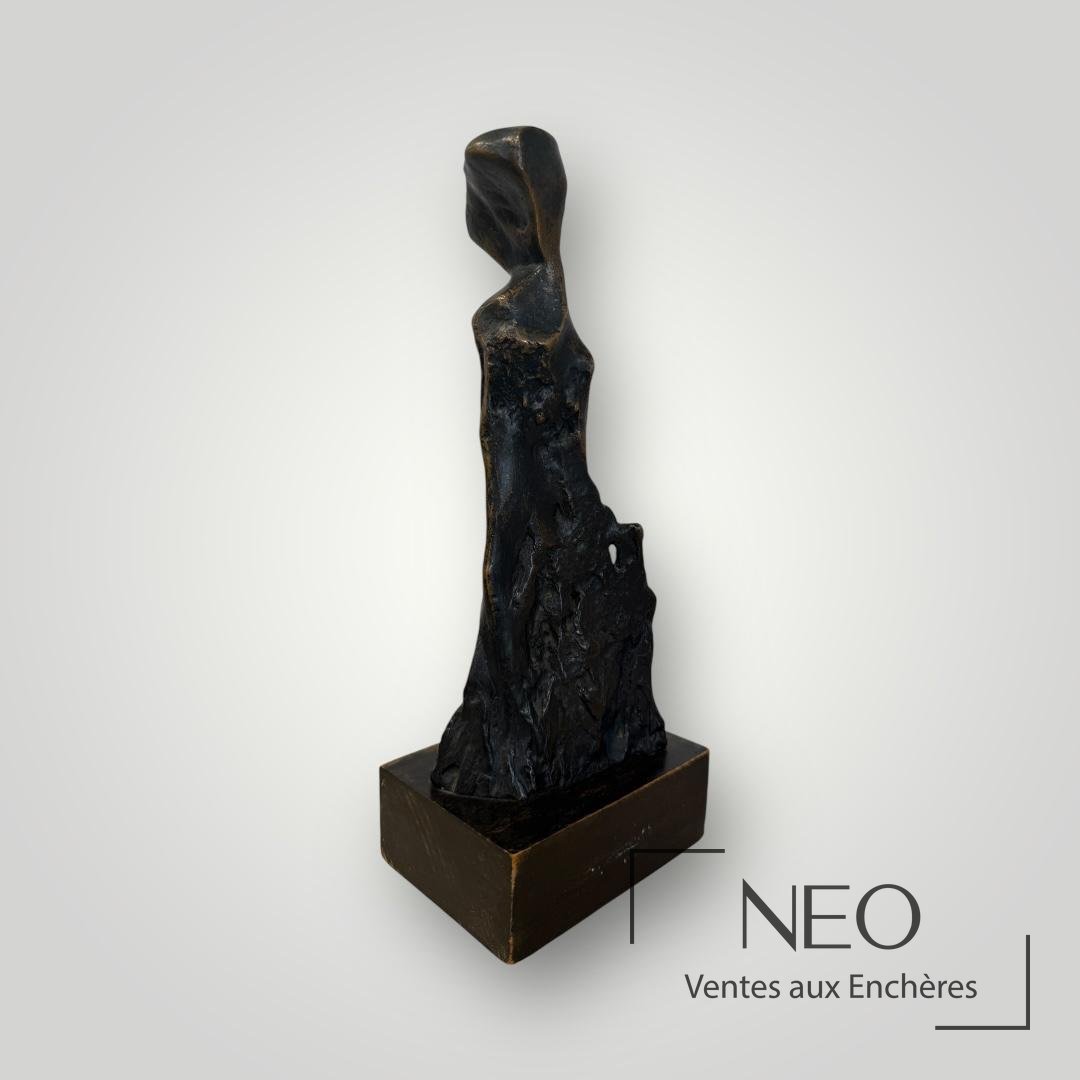 Figure en bronze sombre sur socle rectangulaire noir