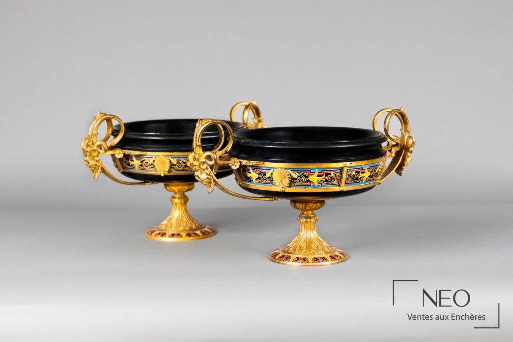 Paire de coupes en pierre noire et bronze doré
