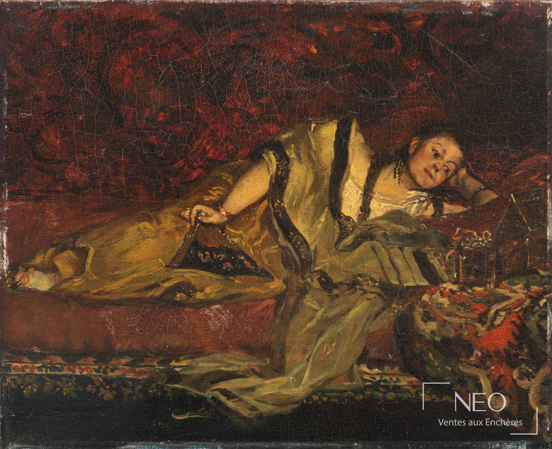 Scène peinte montrant une jeune femme allongée sur un divan entouré de tissus rouges et dorés.