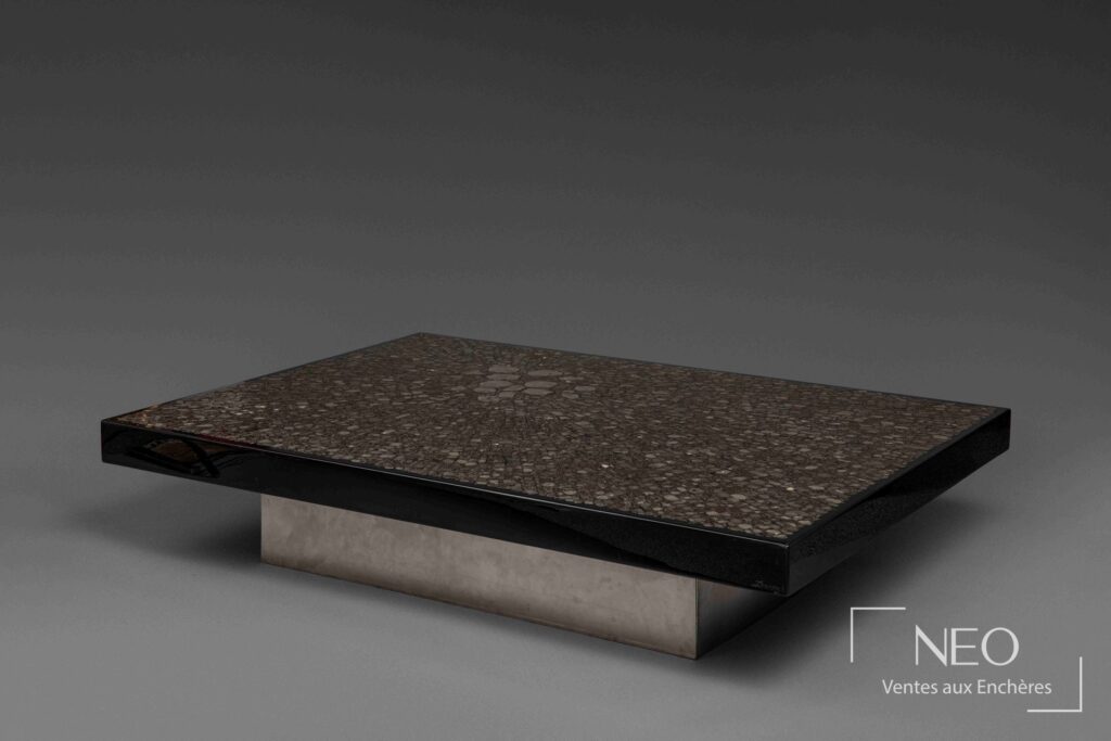 Table basse rectangulaire de Fernand Dresse en résine noire avec plateau marqueté de pierres dures.