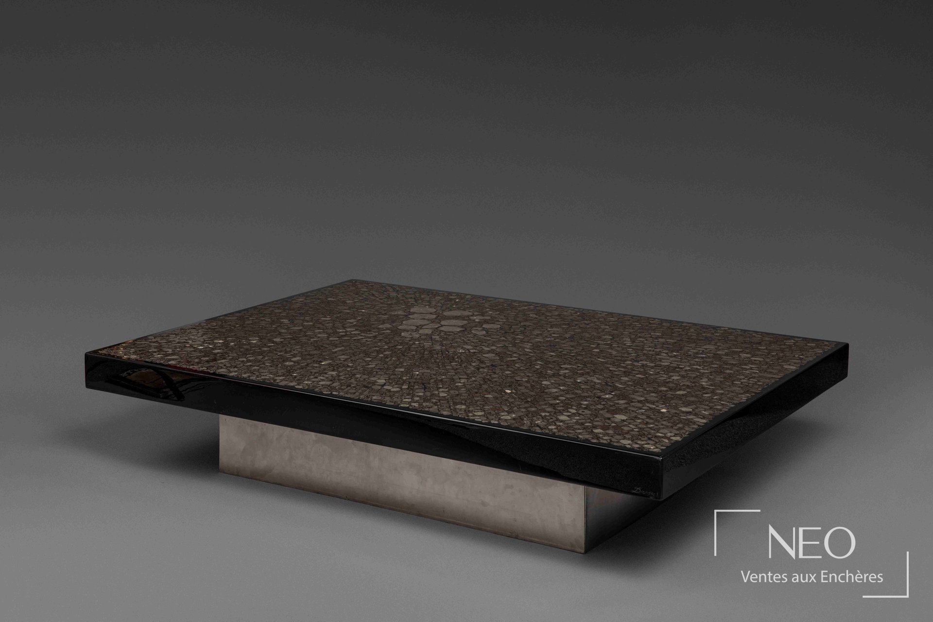 Table basse rectangulaire de Fernand Dresse en résine noire avec plateau marqueté de pierres dures.