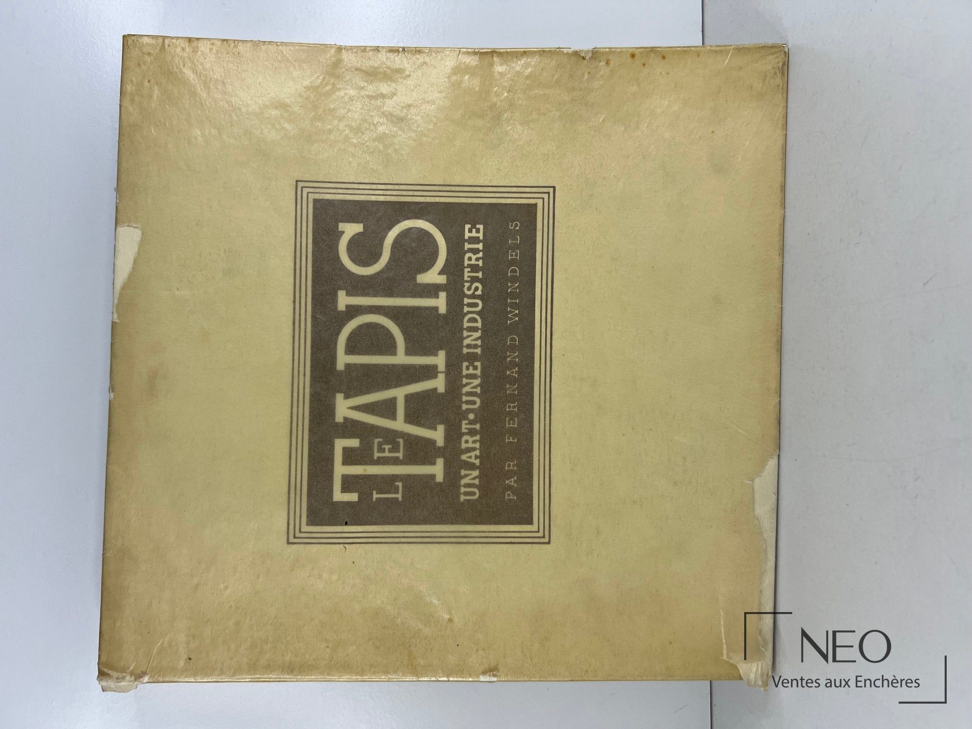 Couverture souple beige du livre Le tapis de Fernand Windels
