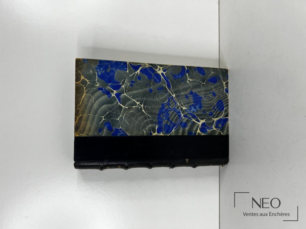 Plat de reliure marbré bleu
