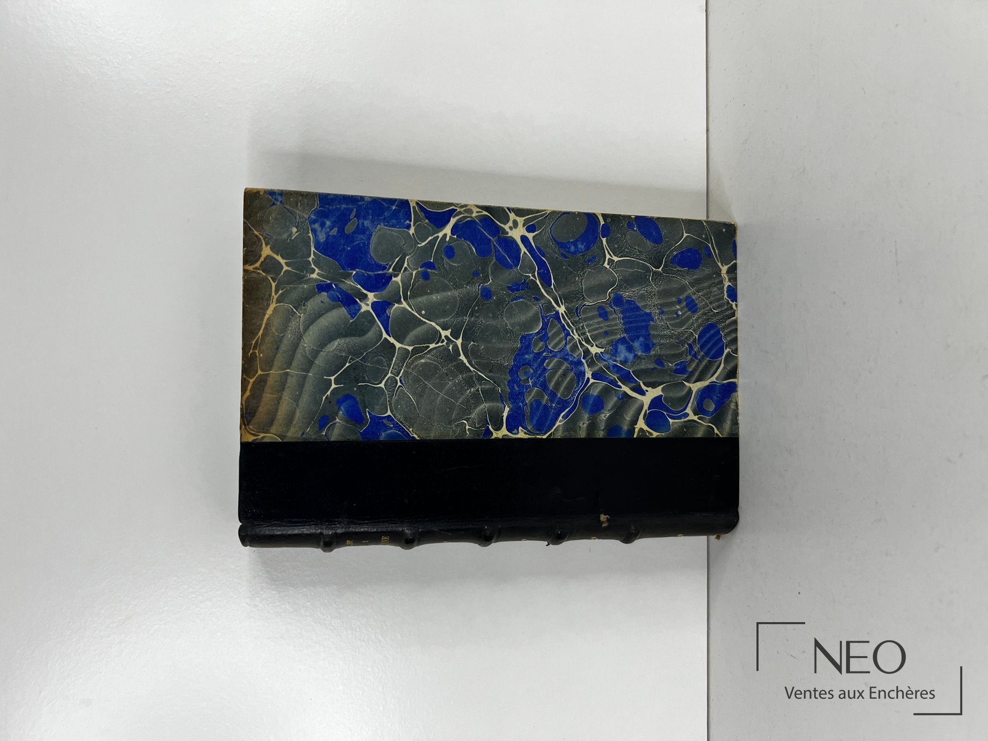 Plat de reliure marbré bleu