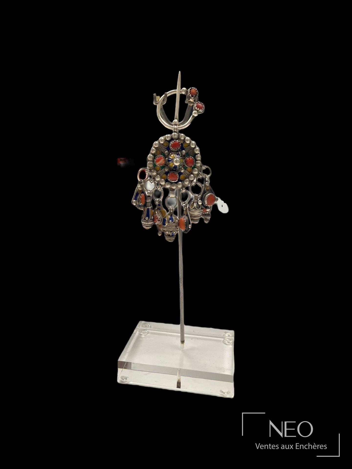 Fibule ronde kabyle en argent émaillé et corail sur son support