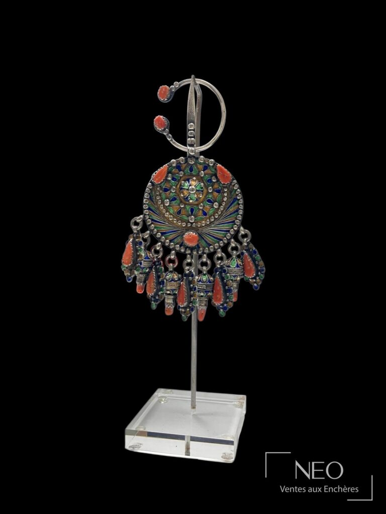 Fibule ronde kabyle en argent émaillé avec cabochons de corail sur socle transparent