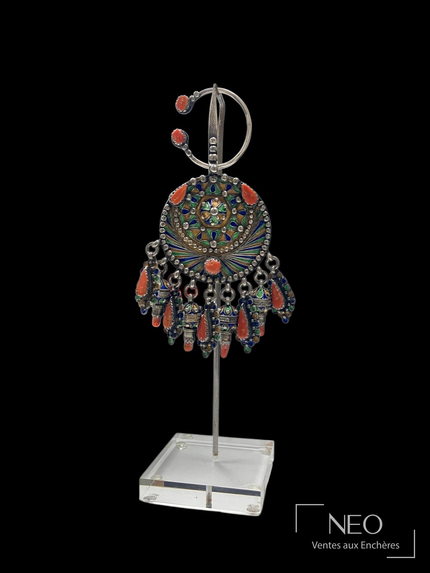 Fibule ronde kabyle en argent émaillé avec cabochons de corail sur socle transparent