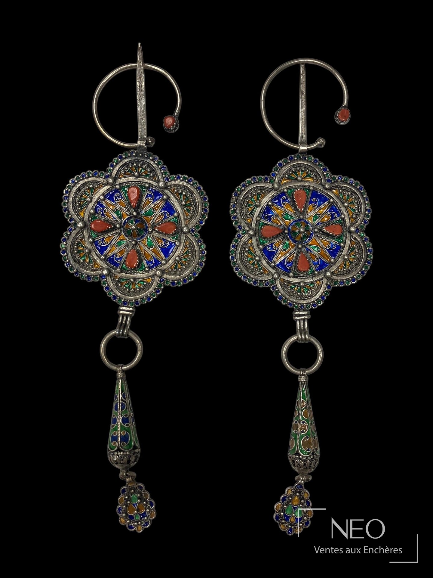 Paire de fibules Tabzimt en argent émaillé et corail