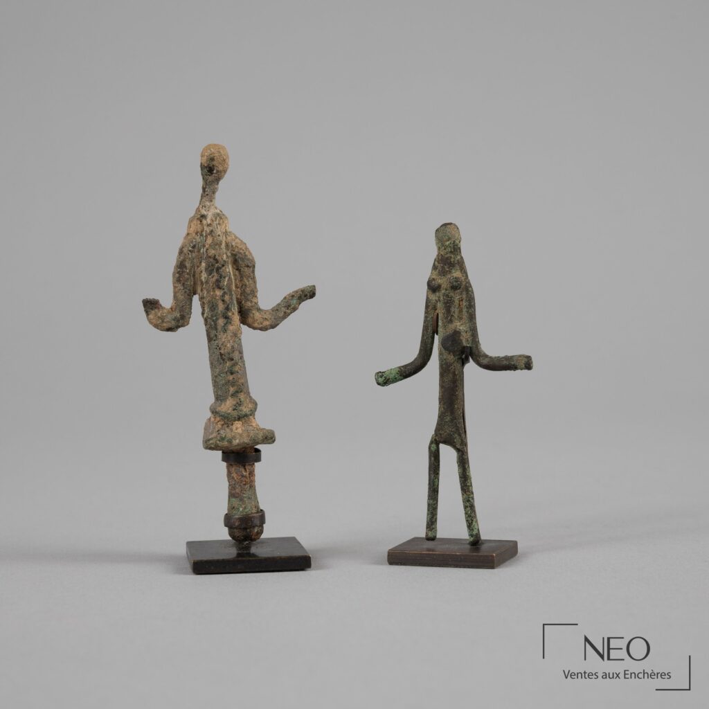 Deux figurines en bronze sur socles