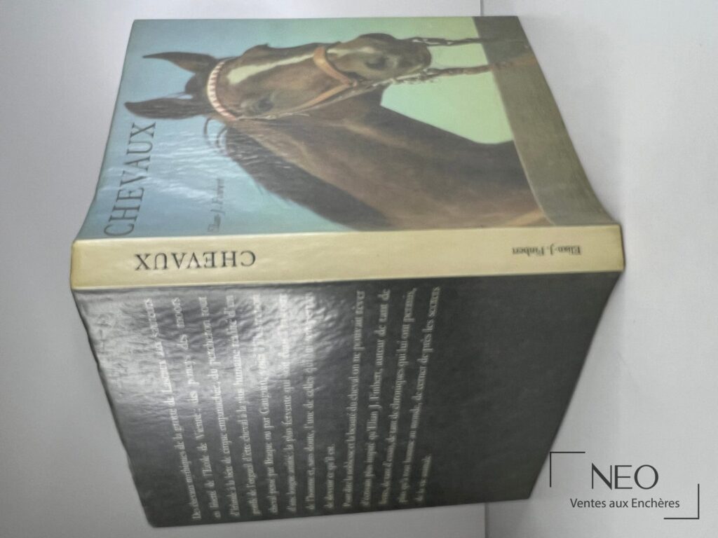 Livre Chevaux de J. Elian Finbert vu de trois quarts