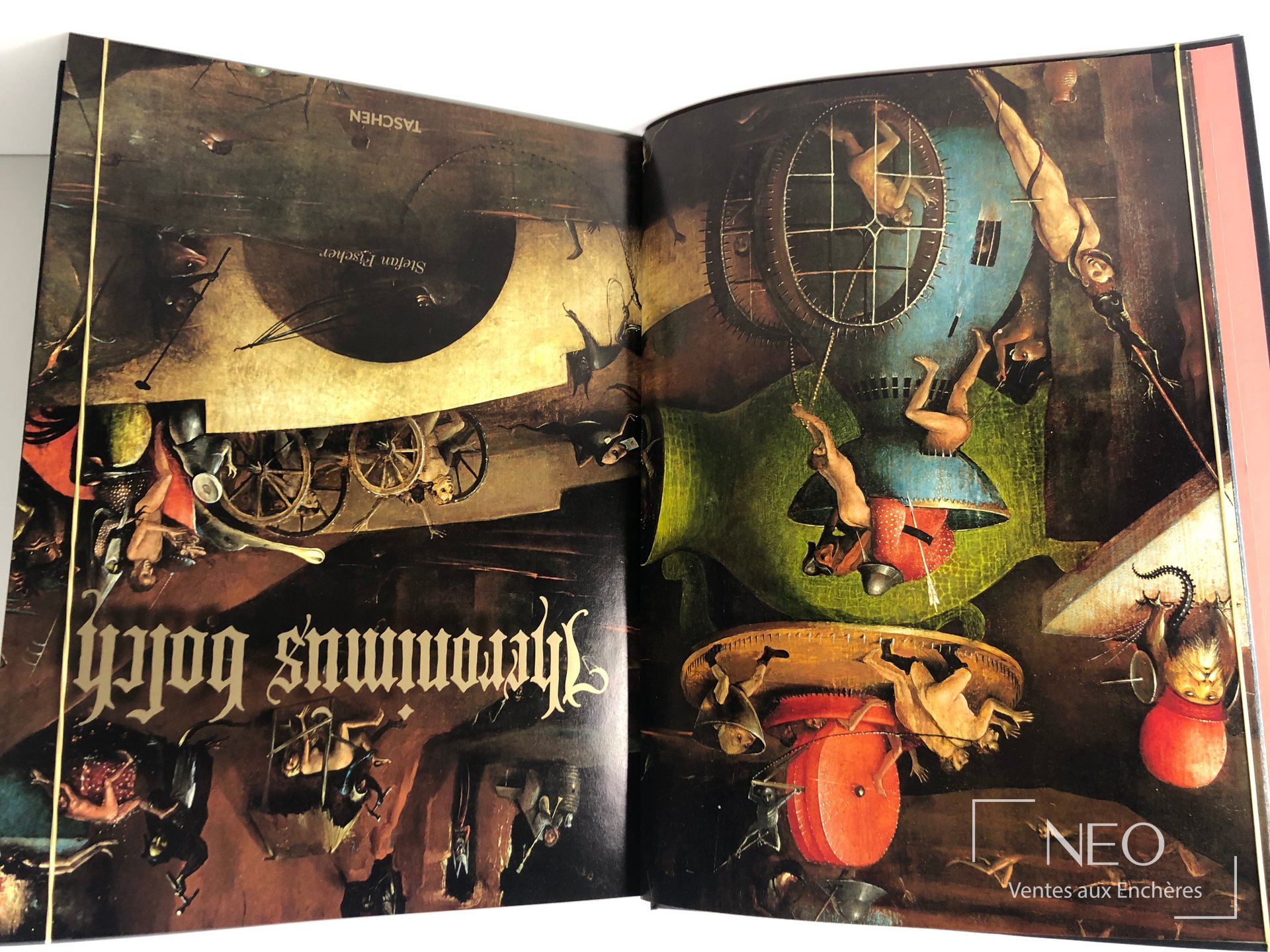 Livre ouvert montrant une double page illustrée de Jheronimus Bosch en couleurs