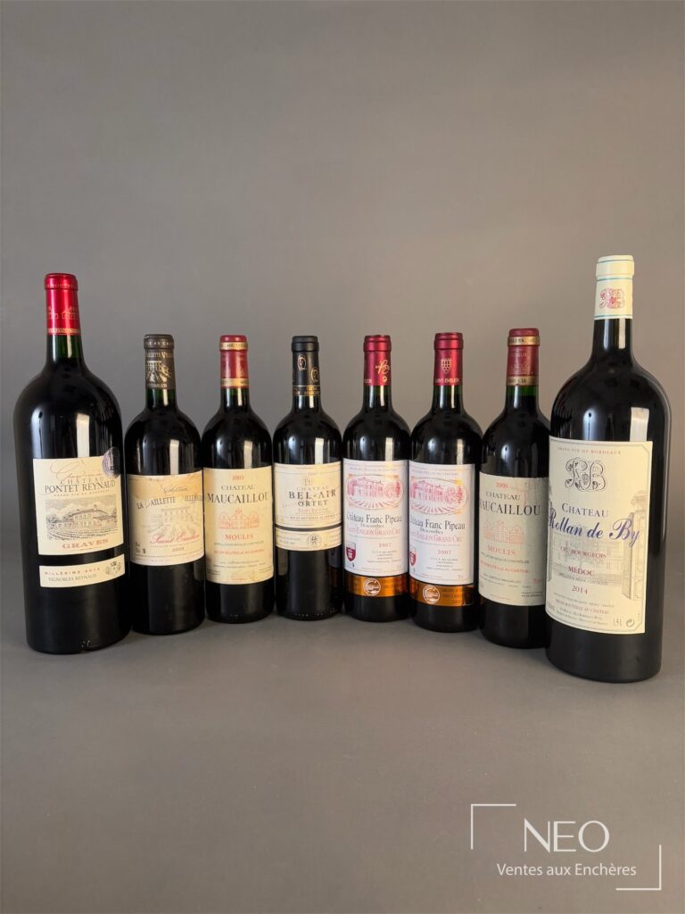 Ensemble de huit flacons de Bordeaux avec bouteilles et magnums présentés de face