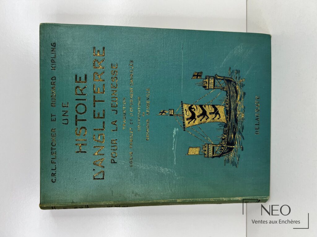 Couverture verte d’un livre de jeunesse Fletcher et Kipling avec titre doré et décor de navire