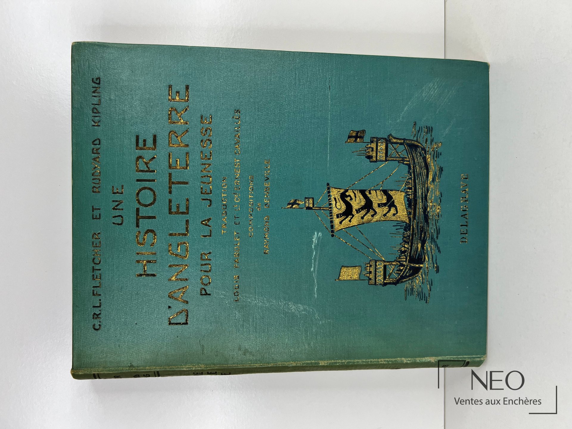 Couverture verte d’un livre de jeunesse Fletcher et Kipling avec titre doré et décor de navire