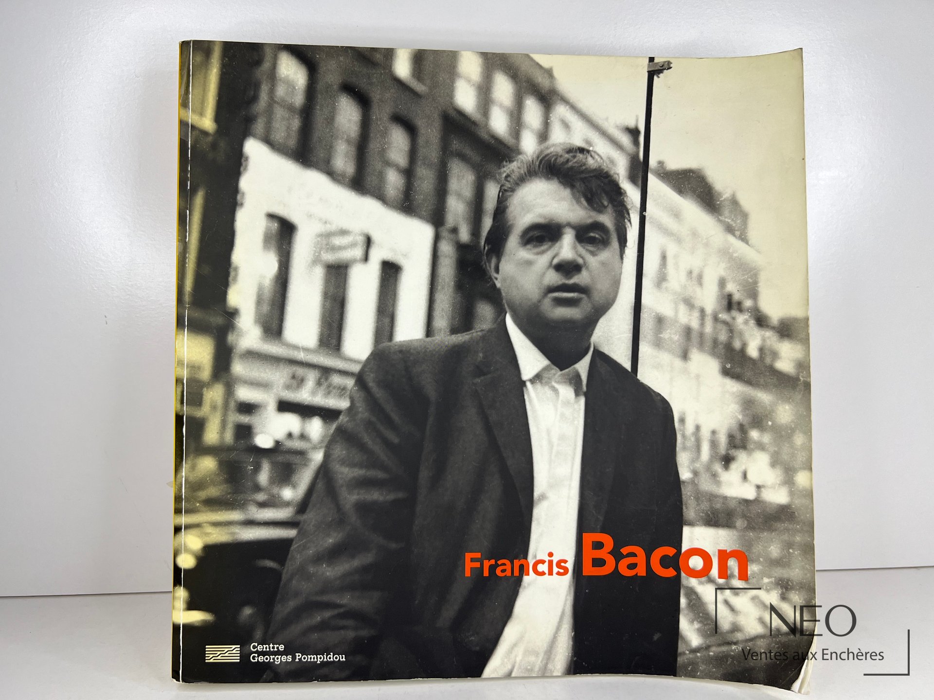 Couverture du catalogue Francis Bacon avec portrait en noir et blanc et titre orange
