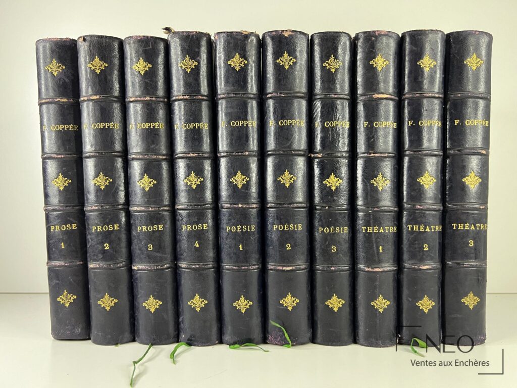 Les dix volumes reliés des œuvres complètes de François Coppée alignés de face.