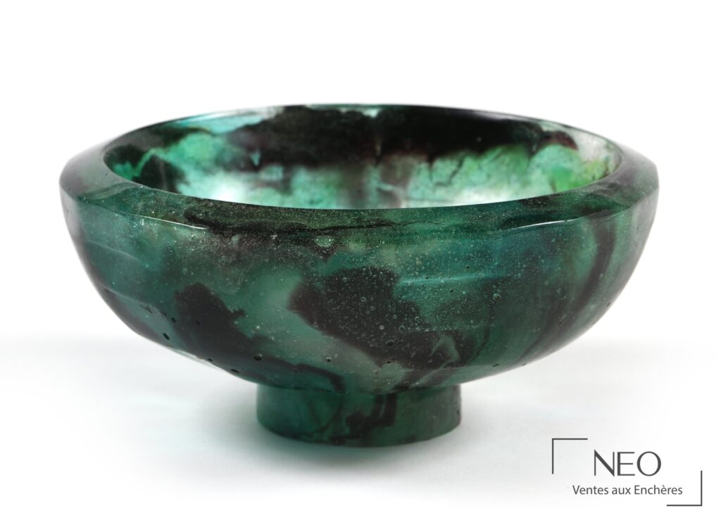 Bol en pâte de verre vert et noir à contour godronné posé sur un piédouche