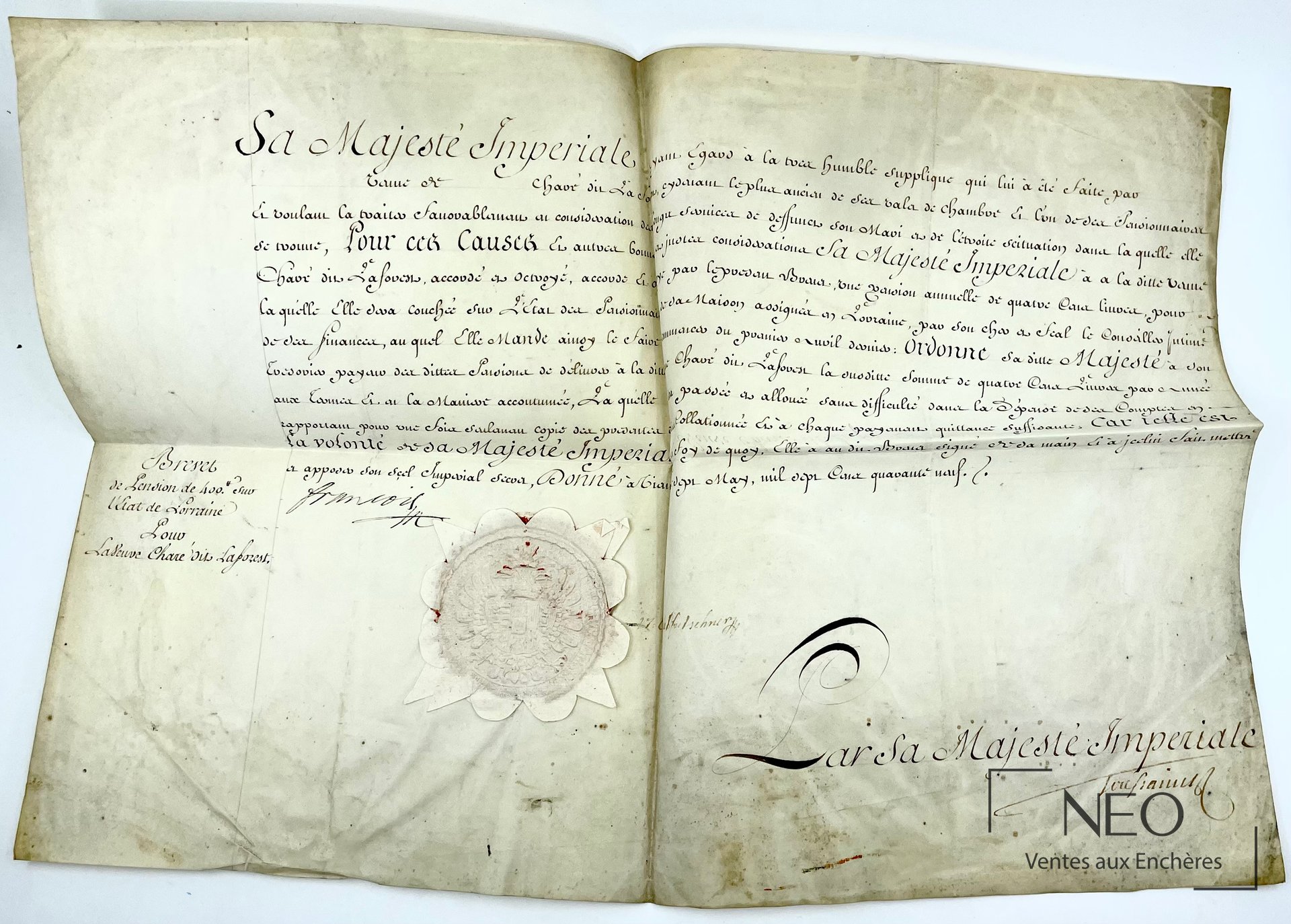 Brevet de pension manuscrit sur vélin avec grande signature et sceau sous papier.