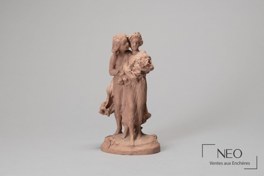 Épreuve en terre cuite représentant deux figures féminines enlacées tenant des fleurs