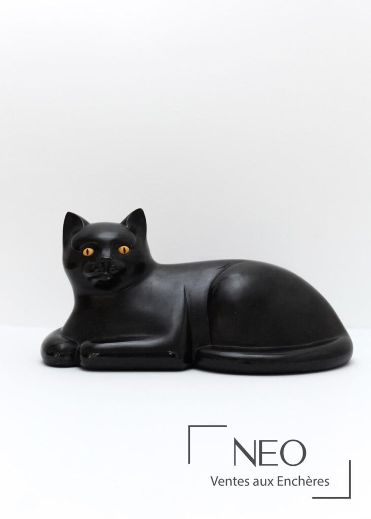 Sculpture de chat en marbre noir aux yeux jaunes