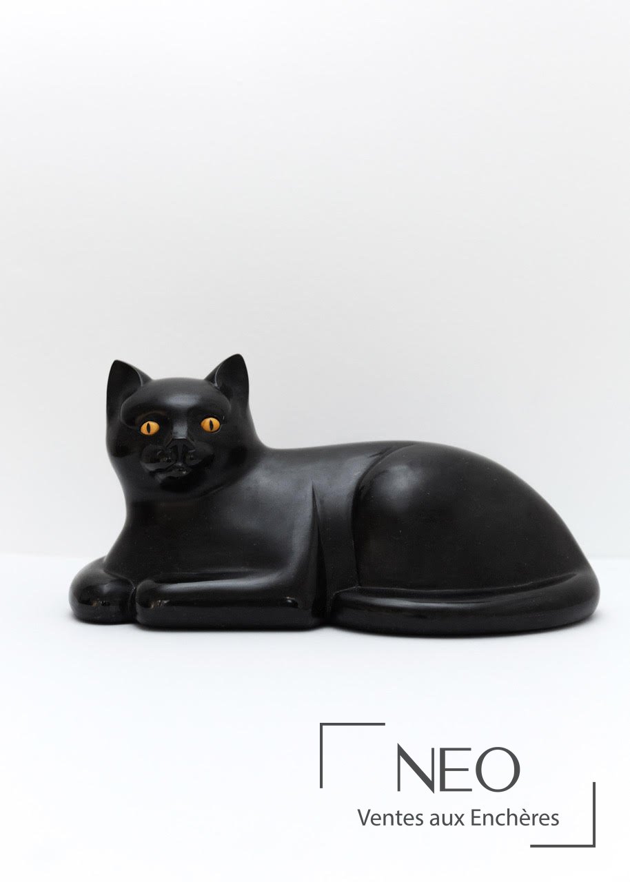 Sculpture de chat en marbre noir aux yeux jaunes
