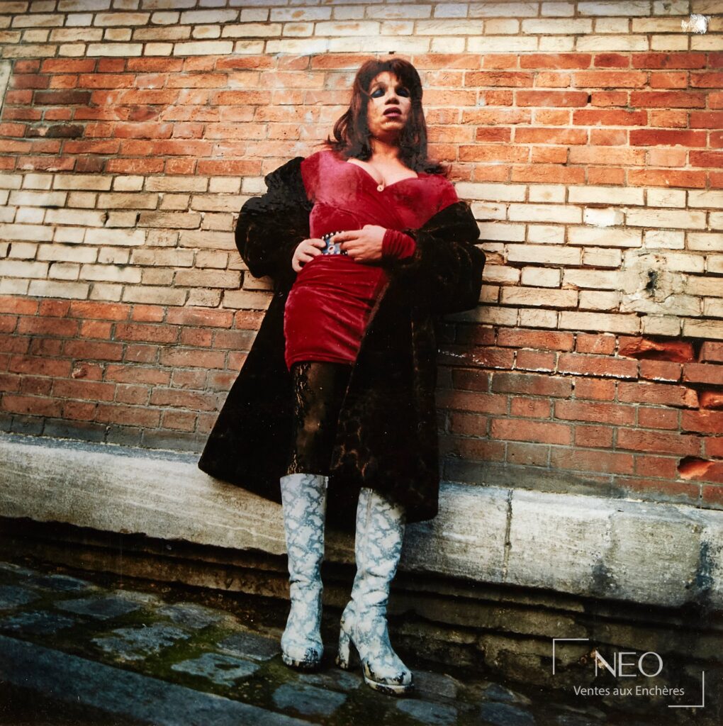 Tirage de Fred Meliani représentant une femme devant un mur de briques