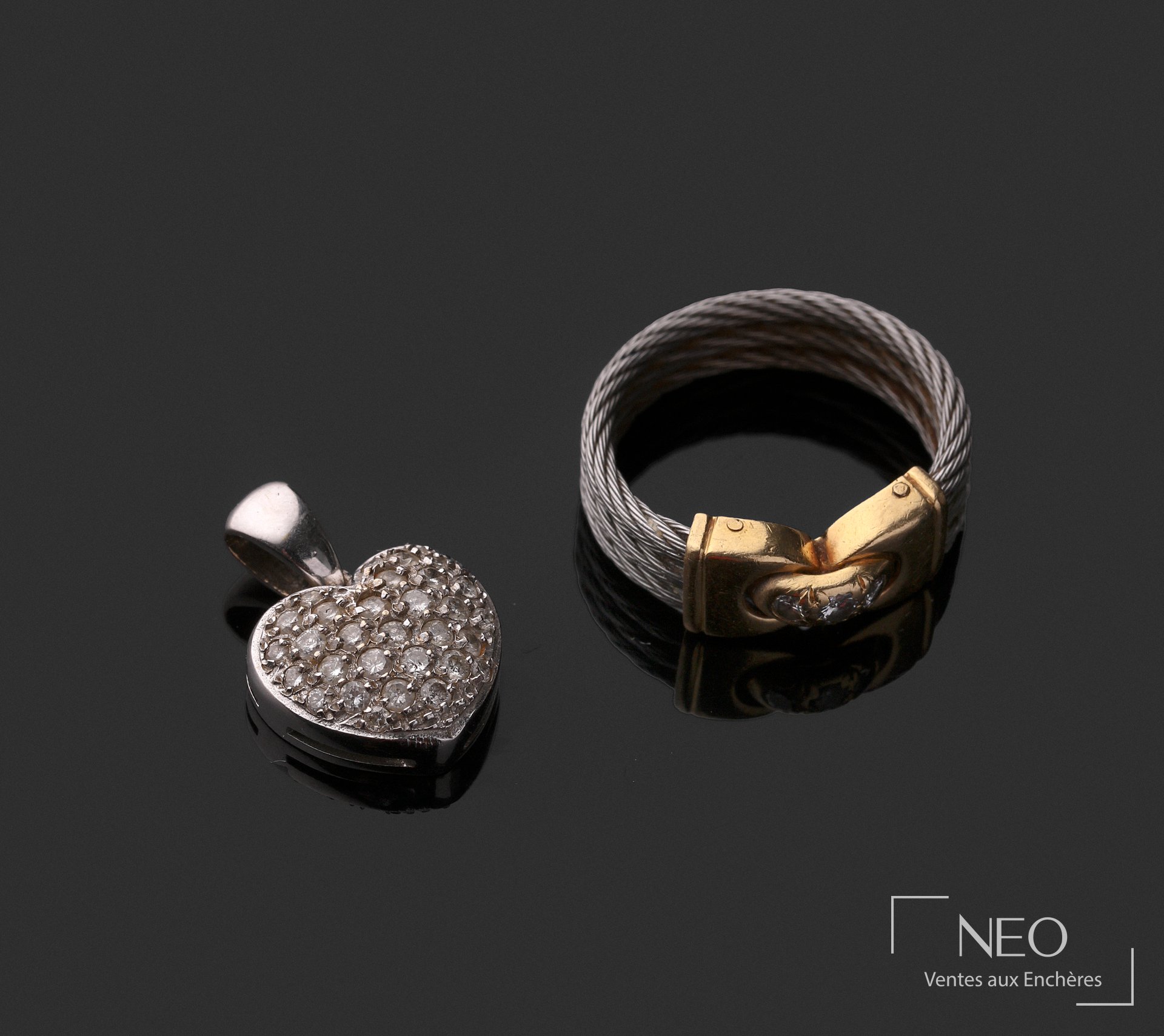 Bague FRED Paris Force 10 et pendentif cœur pavé de diamants sur fond noir