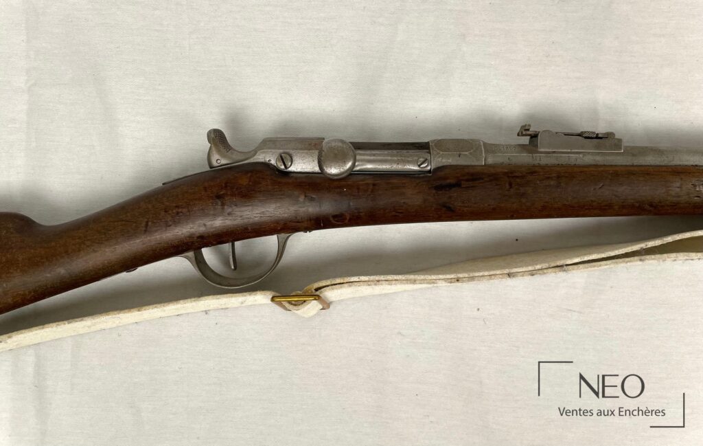 Gros plan sur la culasse et la hausse d’un fusil Chassepot avec crosse en noyer