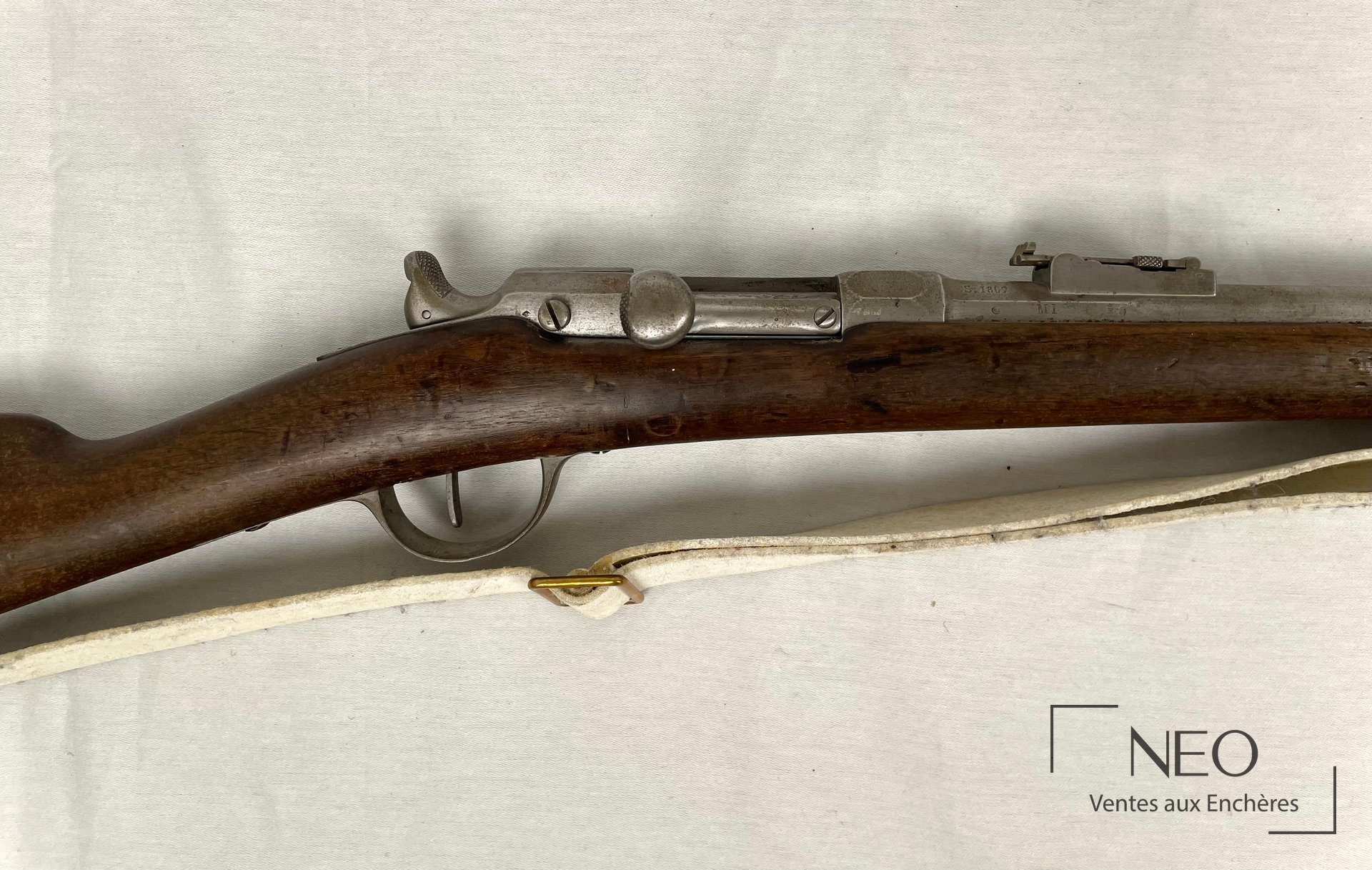 Gros plan sur la culasse et la hausse d’un fusil Chassepot avec crosse en noyer
