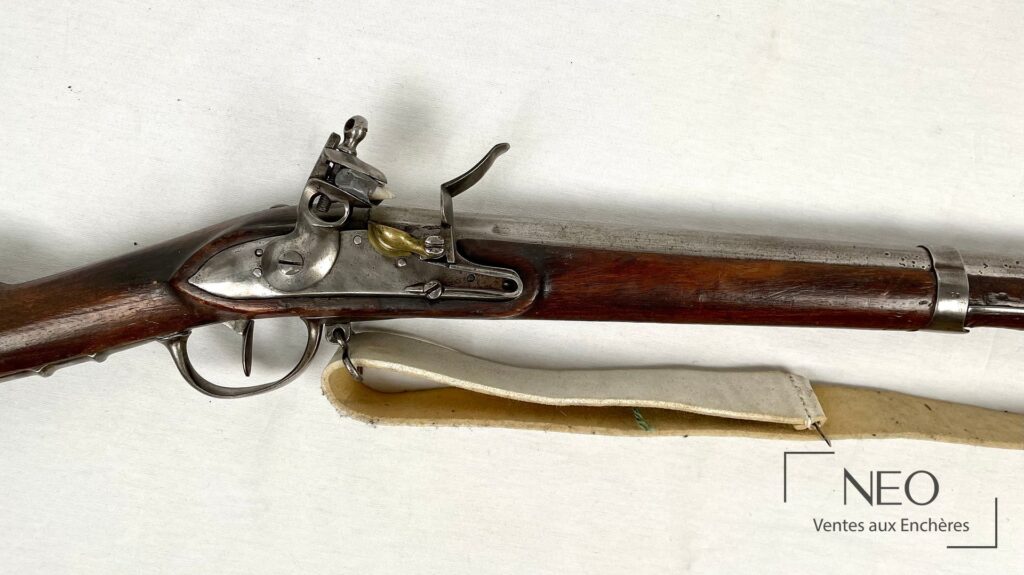 Vue de profil du fusil d infanterie avec sa baïonnette et sa bretelle.