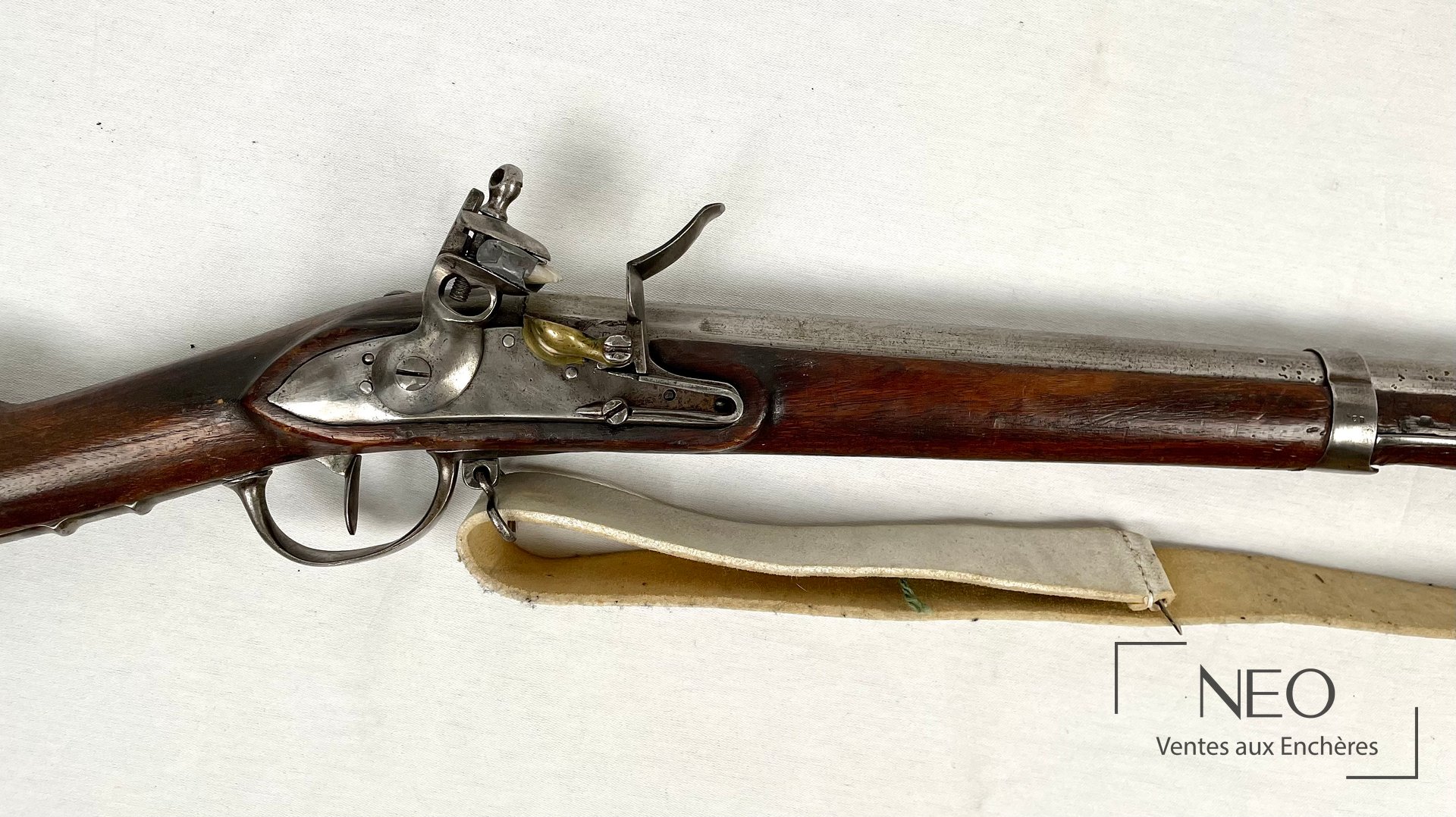 Vue de profil du fusil d infanterie avec sa baïonnette et sa bretelle.