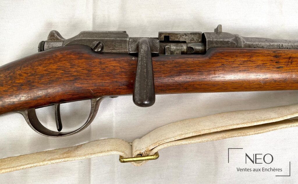 Gros plan sur la culasse et la monture d'un fusil Gras avec bretelle claire.