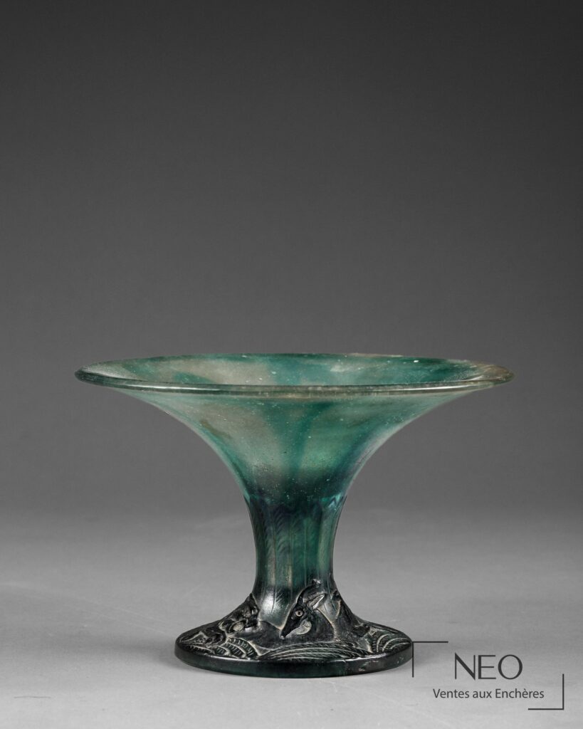 Grande coupe circulaire en pâte de verre bleu